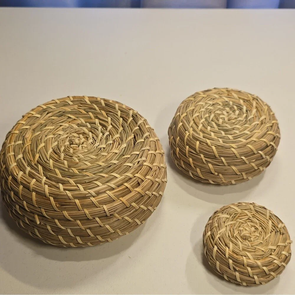 Vintage Set of 3 Round Wicker Baskets With Lids Beige Handmade Indoor Décor